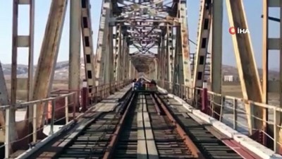 demiryollari -  - Rus diplomatların Kuzey Kore'den dönüş anları gündem oldu Videosu