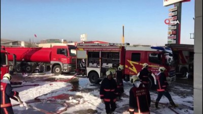  Ankara'nın Kahramankazan ilçesinde bir fabrikada yangın çıktı. Bölgeye çok sayıda itfaiye ekibi sevk edildi.