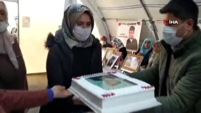  Evlat nöbetindeki ailelerin Cumhurbaşkanı Erdoğan için hazırlattığı pasta, Çocuk Evine gönderildi