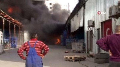  Halkalı Dereboyu Caddesi’nde bir iş yerinde yangın çıktı. Olay yerine çok sayıda itfaiye ekibi sevk edilirken yangından yükselen dumanlar kilometrelerce uzaktan görüldü.