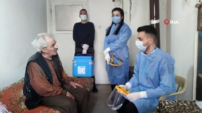  97 yaşındaki Hasan dede, evine gelen sağlıkçılara curasıyla türkü söyledi