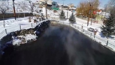  Eksi 40 derece havada bile donmayan balıklı göl görenleri şaşkına çeviriyor