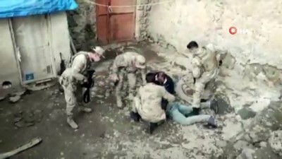 jandarma -  Eşini öldürüp çocuklarını yaraladıktan sonra kaçan zanlı jandarmanın takibi sonucunda yakalandı Videosu