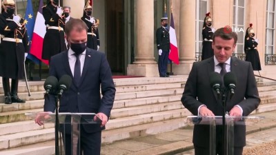 uttu -  - Fransa Cumhurbaşkanı Macron'dan, Slovakya Başbakanı'na şemsiye jesti Videosu