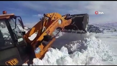 kepce operatoru -  Kar kalınlığının iş makinesinin boyunu aştığı yolda çalışma Videosu