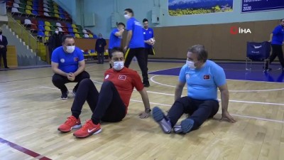 voleybol maci - Vali formayı giyip engelli sporcularla voleybol oynadı Videosu