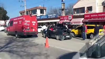 yarali cocuk -  5 aracın karıştığı feci kaza kamerada...Kontrolden çıkan araç çarpmanın etkisiyle takla atıp sürüklendi Videosu