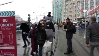 ilginc goruntu -  Annesinin doğum günü için ayı kostümüyle Taksim'de dolaştı Videosu