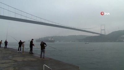  İstanbul Boğazı'nda sabah saatlerinde etkili olan sis kartpostallık görüntüler oluşturdu