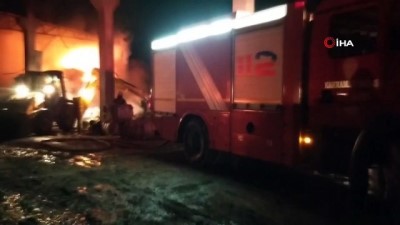  Kahramanmaraş’ta depodaki 5 kamyon pamuk yandı