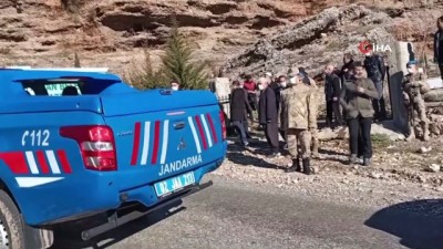 koy mezarligi -  İki aile arasında çıkan kavgada hayatını kaybeden 6 kişiden 4’ü toprağa verildi Videosu