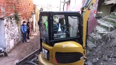 oturma odasi -  İzmir’de metruk sinagogdan kopan taş parçalar evin duvarını yıktı: 1 yaralı Videosu