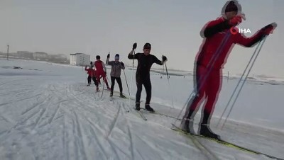 Kayaklı koşu sporcuları, şampiyona için kolları sıvadı