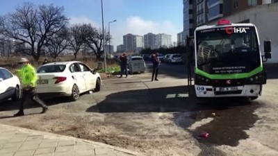 maslak -  Korku dolu kaza kamerada...Minibüsün çarptığı otomobil yoldan geçen 2 kişiyi metrelerce savurdu Videosu