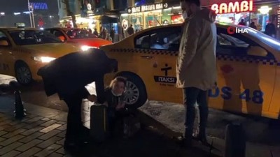 alkollu kadin -  Taksim'de alkollü kadın polislere zor anlar yaşattı Videosu
