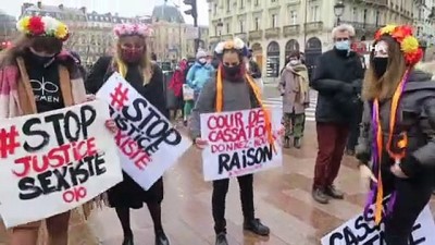 kadin haklari -  - Fransa'da 13 yaşındaki kız çocuğuna tecavüz eden itfaiyecilerin yargılanması için protesto Videosu