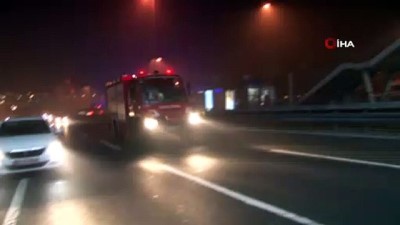  Haliç Köprüsü’nde dumanlar yükselen otomobil alev alev yandı