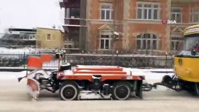 mahsur kaldi -  - Almanya'da buzlanma nedeniyle yüzlerce araç yolda kaldı Videosu