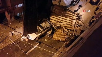  Bayrampaşa’da binanın uçan çatı park halindeki arabaya saplandı
