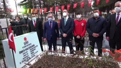 abrin -  Gençlik ve Spor Bakanı Kasapoğlu, Şehit Ömer Halisdemir mezarını ziyaret etti Videosu
