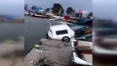  İzmir’de etkili olan fırtına nedeniyle deniz taştı, tekneler battı