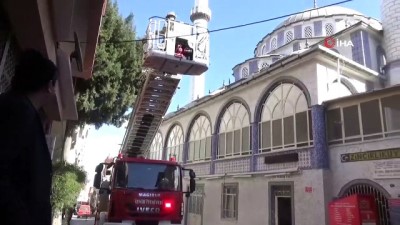  İzmir’de fırtına cami minaresinden beton parçalar koparttı