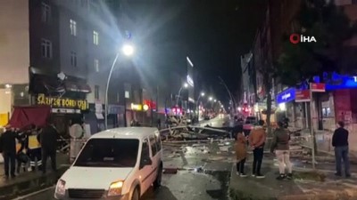  Sultangazi’de fırtına çatıları caddeye uçurdu