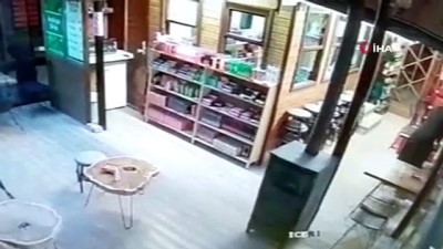 kadin surucu -  Aracıyla kafeye girdi, çalışan kadın ölümden kıl payı kurtuldu Videosu