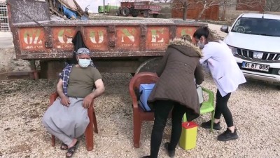 uzun omur - ŞANLIURFA - Sağlık ekipleri, 65 yaş üstündekilerin Kovid-19 aşısı için en ücra köylere kadar gidiyor Videosu