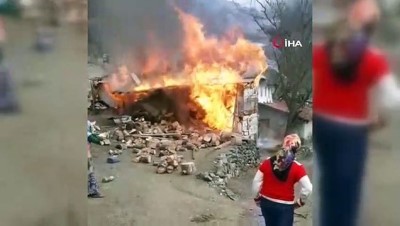  Kastamonu’da iki ahşap ev ve bir samanlık yandı