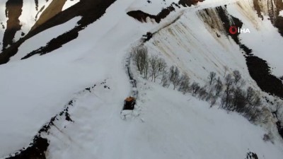 kar kalinligi -  Mart ayında 4 metreyi bulan karlı yolda çalışma Videosu