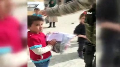 idlib -  Suriyeli çocukların yüzünü güldürdüler Videosu