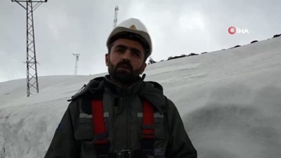 kar yigini -  DEDAŞ ekipleri zoru başardı: 3 bin metre yükseklikte, kalınlığı 7 metreyi bulan karda arızayı giderdiler Videosu