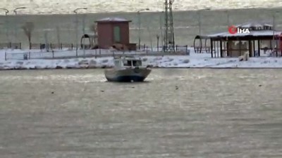  Erçek Gölü'nde fırtına ve tipiden dolayı balıkçı tekneleri mahsur kaldı