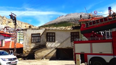  Karaman’da rüzgar evin çatısını uçurdu, elektrik direklerini yıktı