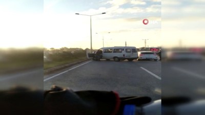  Karayolunda dehşet: Minibüsün önünü kesip sürücüyü bıçakladıkları anlar kamerada