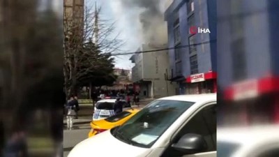 yangina mudahale -  Bağcılar’da bulunan bir binanın çatı katında yangın çıktı. İtfaiye ekipleri yangına müdahale diyor. Videosu