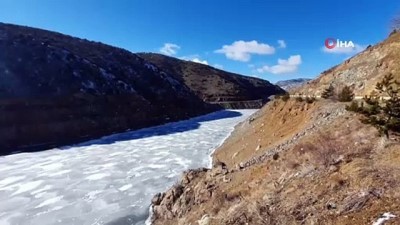  Gümüşhane’de soğuk hava baraj gölünü dondurdu