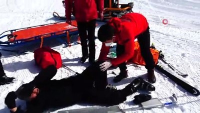  Kayak yaparken ayağını kıran vatandaşın yardımına jandarma yetişti