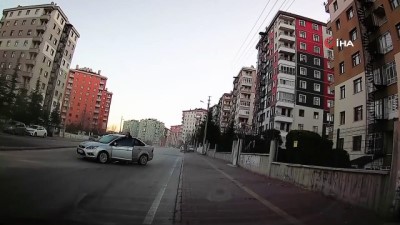 arac kamerasi -  - Sokaktan çıkan otomobilin caddedeki otomobile çarpma anı kamerada Videosu