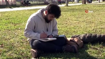 universite ogrencisi -  Pendik’te yüzleri gülümseten üniversiteli, önce çiziyor sonra hediye ediyor Videosu