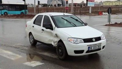  - Sivas'ta otomobiller kavşakta çarpıştı: 2 çocuk yaralandı