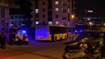  Sultanbeyli’de İETT otobüsü ile otomobil çarpıştı: 4 yaralı