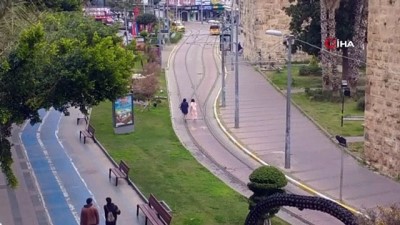 nostalji -  Turistler, tramvay yolunda canlarını hiçe saydıkları selfie çılgınlığı Videosu