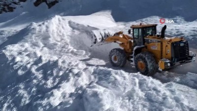  Yoğun kar yağışı nedeniyle ulaşıma kapanan Macahel yolunu açmak için çalışma başlatıldı