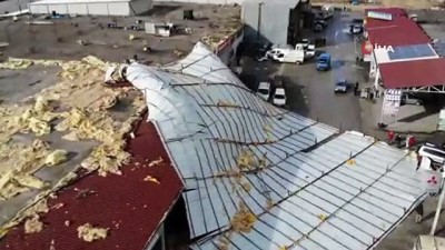  Fırtınanın sanayideki çatıları uçurduğu anlar kameralara yansıdı