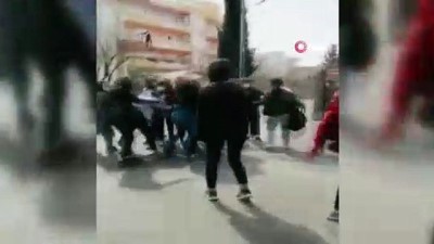 genc kizlar -  Genç kızların saç saça baş başa kavgası kamerada Videosu