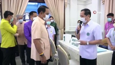 saglik calisanlari -  - Tayland AstraZeneca'nın Covid-19 aşılarını uygulamaya başladı
- İlk doz Başbakan Prayut'a Videosu