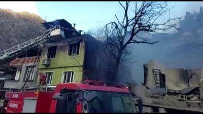 ARTVİN - Dereiçi köyünde çok sayıda eve sıçrayan yangına müdahale ediliyor