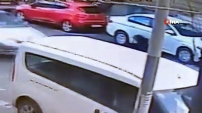 Avcılar’da feci kaza, araba çarpan kadının havaya savrulması kamerada